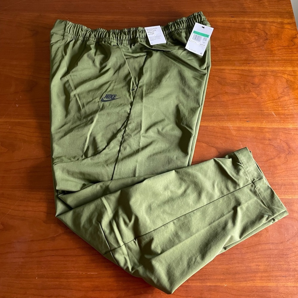 Men's Nike Sportswear Tech Essentials Pants green new with tags DR9101-326